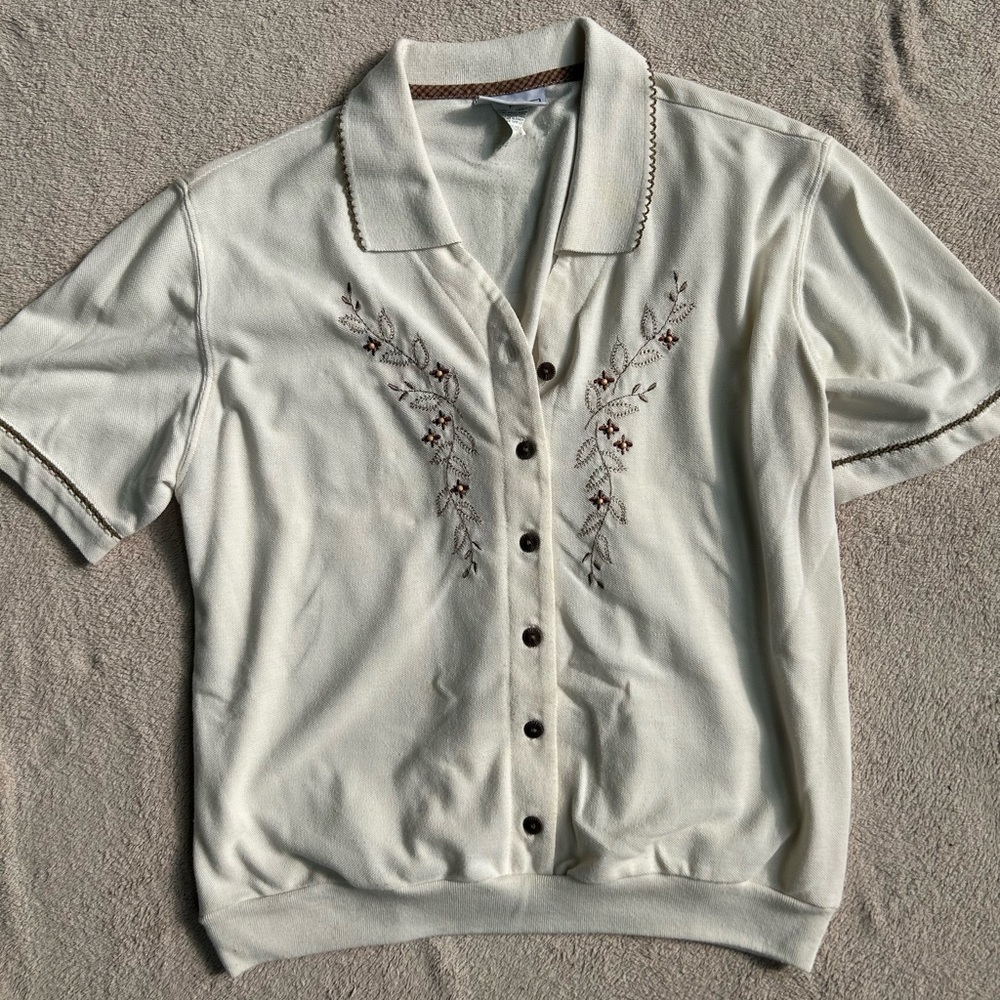 Coastal/Cottage vintage embroidered shirt